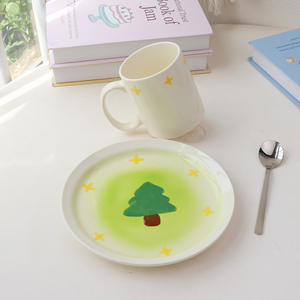 Tazas de Cerámica Pintadas a Mano Estilo INS, Lindas Tazas de Agua con Diseño de Árbol de Navidad, Tazas Navideñas de Alta Calidad para Exportación - Product Image 2