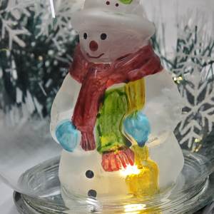 Boule de verre éclairée Idées cadeaux de Noël pour les amis avec le père Noël à l'intérieur des ornements de boule suspendus pour arbre de Noël - Product Image 2