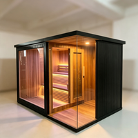 Cabine de bien-être extérieure avec sauna et douche, cadre noir, parois vitrées, pour usage en bord de piscine, resort ou villa