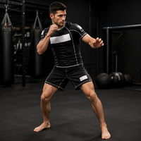 Ensemble de shorts de boxe MMA pour adultes hommes noir et rashguard avec logo personnalisé, surpiqûres contrastées, séchage rapide, 100% polyester