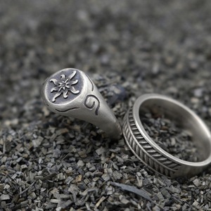 Anello con sigillo a forma di girasole vintage, in metallo argentato opaco antico, per uomo e donna - Product Image 3