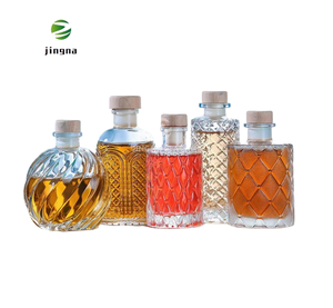 Proveedor de botellas de vidrio de chupito con logotipo grabado elegante de 100ml, botella de vidrio reciclable de forma personalizada para ron, ginebra, whisky, vodka, Tequila - Product Image 1
