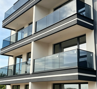 Profilé de balustrade en verre avec base en aluminium noir pour balcon d'hôtel et escalier extérieur