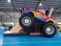 Château gonflable Monster Truck commercial, grand château de saut en forme de voiture avec toboggan pour les fêtes d'enfants et la location d'événements