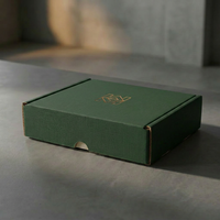 Boîte d'expédition carrée en carton ondulé vert forêt avec insert de séparation en lin gaufré à rabat plat pour cosmétiques, soins de la peau et produits de beauté