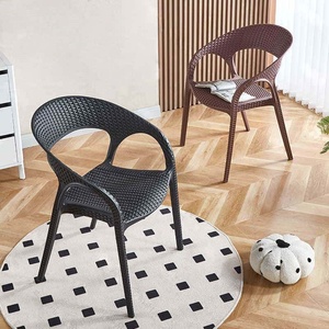 Silla <span class=keywords><strong>de</strong></span> Patio <span class=keywords><strong>de</strong></span> plástico PP marrón apilable con diseño <span class=keywords><strong>de</strong></span> ratán <span class=keywords><strong>de</strong></span> imitación con respaldo curvo para jardín, balcón, patio trasero - Product Image 1
