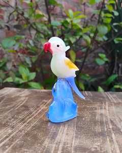 Miniatura de Loro de Vidrio Soplado a Mano, Base Azul, Colores Blanco, Amarillo y Rojo, Artesanía Animal Hecha a Mano, Decoración para Año Nuevo y Día de la Tierra - Product Image 4