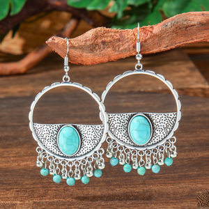 Boucles d'oreilles pendantes bohèmes en alliage plaqué argent antique pour femme, avec perles turquoise et plumes - Product Image 3