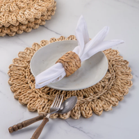 Sets de table tressés en écorces de maïs faits à la main, écologiques et résistants à la chaleur, pour une décoration moderne et minimaliste, idéaux pour les restaurants et les hôtels.
