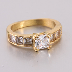 Bague en cristal plaquée or 18 carats avec zircon carré de 7 mm incrusté, design géométrique, unisexe, à porter au quotidien - Product Image 4