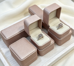 กล่องหนัง PU ลายละเอียดแบบแชมเปญ หลายขนาด ทรงสี่เหลี่ยมแบบพับได้ พร้อมซับในกำมะหยี่สีขาวนวล นุ่มสบาย - Product Image 5