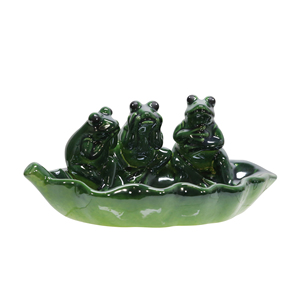 Ciotola in ceramica per l'alimentazione degli uccelli da giardino, decorativa per esterni, con tre rane su un design a ninfea. - Product Image 1