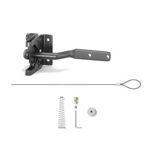 Cerradura para Puerta de Jardín o Granja, de Acero al Carbono, Control Manual con Cuerda y Resorte - Product Image 1