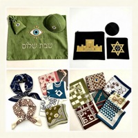 Kippah de Lino Personalizada para Bebé con Bordado de Huella y Ribete en Contraste Negro, Regalos Judaicos para la Ceremonia de Brit Milah