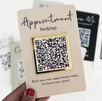 Support d'affichage en acrylique personnalisé pour bureau d'accueil avec code QR de paiement et de réseaux sociaux