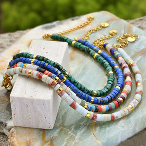 Bracelet artisanal en perles de pierre naturelle, chaîne réglable en acier inoxydable plaqué or 18 carats PVD, bracelet bohème coloré avec disques plats en pierre - Product Image 3