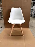 Chaises de salle à manger en plastique Tulip avec pieds en bois massif de hêtre, style nordique, pour salon, hôtel, restaurant, café - Vente en gros usine