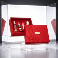 Boîte cadeau rigide à motif gaufré rouge festif avec étiquette dorée pour l'emballage de coffrets de soins de la peau de luxe