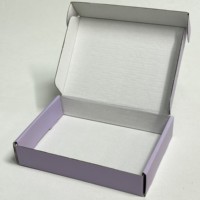 LOW MOQ Corrugado Reciclable Logo Púrpura Embalaje de regalo Zapatos Caja de ropa Papel Postal Mailer Cajas de envío para pequeñas empresas