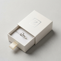 Boîte à bijoux de luxe 2026 Premium Blanc Nacré avec tiroir coulissant, fermeture magnétique, matériaux recyclés, ruban, emballage personnalisé avec logo pour bagues
