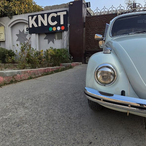 Voiture d'occasion classique Beetle, véhicule compact vintage 2 portes, couleur crème, pour collection et exposition - Product Image 4