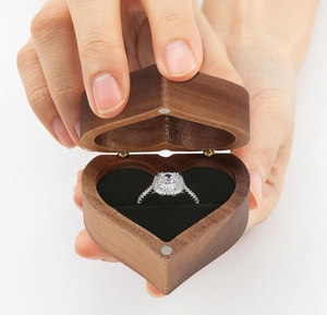 Gran oferta, caja de regalo de anillo de madera con logotipo personalizado, forma de corazón pintada para joyería de boda hecha de madera - Product Image 2