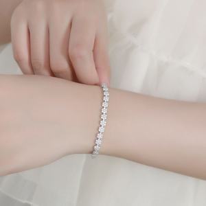 Bracelet de créateur polyvalent en forme de fleur de prunier en argent 925 avec moissanite - Product Image 3