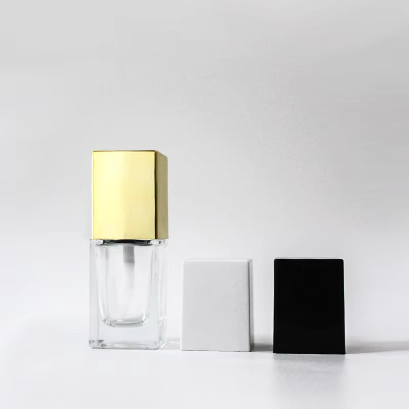 หมวกใส + ดำ/ขาว