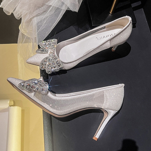 Escarpins à talons aiguilles en satin à bout pointu et strass brillants pour femme, collection Mariage 2025 - Product Image 4