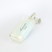 Parfum pour femmes, flacon en verre rectangulaire transparent, bouchon cylindrique argenté, étiquette bleu pâle, senteur lactée, propre et persistante