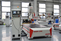 Fresadora CNC de 4 ejes con cabezal oscilante ATC para grabado en madera, puertas curvas de gabinetes y fresado de orificios para cerraduras en contrachapado y MDF
