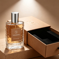 Flacon de parfum carré personnalisé en verre de 50 ml, col à clipser de 15 mm, flacons en verre transparent avec corps texturé et fenêtre d'étiquetage