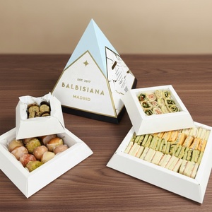 Scatola di Carta Piramidale Personalizzata Riciclabile per Alimenti Caldi, Confezione per Snack Arabi e Prodotti da Forno, Imballaggio Impilabile per Asporto - Product Image 1