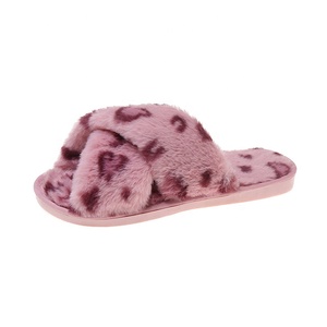 Nouveauté Pantoufles de maison personnalisées en fausse <span class=keywords><strong>fourrure</strong></span> à la mode pour femmes Pantoufles d'intérieur en <span class=keywords><strong>fourrure</strong></span> léopard croisé pour femmes - Product Image 1
