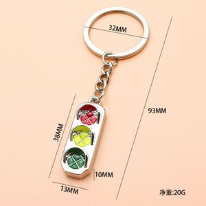 Llavero de semáforo metálico, llavero creativo 3D con forma de semáforo, colgante para mochila, grabado láser - Product Image 5