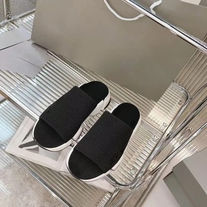 Vente en gros de tongs de plage personnalisées de haute qualité avec logo pour hommes et femmes, tongs de sport de luxe pour l'extérieur - Product Image 3