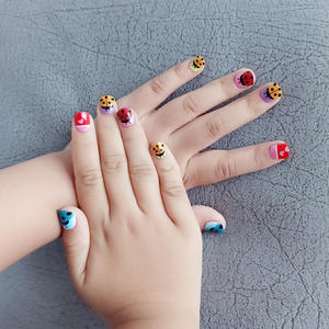 Uñas Postizas Infantiles de 24 Piezas, Adhesivas, Resistentes al Agua, de Larga Duración, Sin Necesidad de Agujas, con Diseños de Dibujos Animados, Venta Caliente de Fábrica - Product Image 1