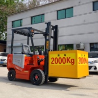 Chariot élévateur électrique à quatre roues de trois tonnes avec batterie lithium-ion, pneus pleins, mât bi-étages (opération assise)