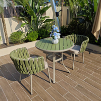 Ensemble de table et chaises de salle à manger carrées modernes pour l'extérieur avec plateau en bois grainé vert, cadre en aluminium, imperméable, pour jardin et balcon