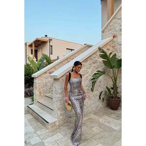 Robe longue à imprimé léopard avec détails à bretelles - Product Image 2