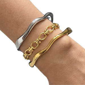Brazalete Minimalista de Acero Inoxidable Chapado en Oro con Diseño de Ondas y Piedras Engastadas para Niños, Ideal para Aniversarios - Product Image 1