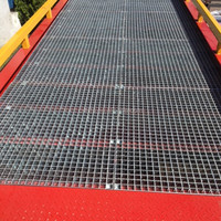 Nouveauté 2025 : Pont d'accès mobile fixe KONTY à mât vertical avec entraînement hydraulique, table 10,5x2m, capacité 15T, excellent prix