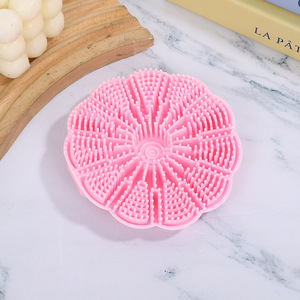 Brosse de bain en silicone en forme de fleur, double usage, brosse exfoliante pour le corps, brosse de douche douce en silicone pour le nettoyage du corps - Product Image 3