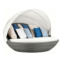 Chaise longue de piscine en rotin moderne pour l'extérieur, directement de l'usine, avec coussins, pour hôtel et villa, durable et écologique