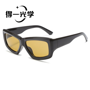 แว่นกันแดดทรงเหลี่ยมสำหรับผู้หญิง De Yi Optics สีดำ เลนส์ PC ป้องกันรังสียูวี 400 สไตล์แฟชั่นสำหรับกิจกรรมกลางแจ้ง - Product Image 3