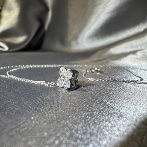 Collar con Colgante de Diamantes de Oro Sólido de 18K para Mujer, Joyería Fina Inspirada en el Trébol de Cuatro Hojas con Diamante de Laboratorio - Product Image 4