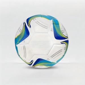 Ballon de football en PVC de haute qualité, cousu à la machine, logo personnalisé, économique, pour entraînement en extérieur - Product Image 3