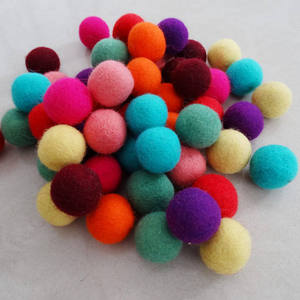 Pon pon in pura lana di colore assortito sfuso 2cm <span class=keywords><strong>5cm</strong></span> 6cm 7cm decorazione artigianale per la casa riutilizzabile palla in feltro di lana 100%