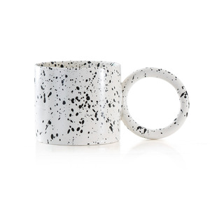 Taza de Cerámica Blanca con Diseño de Salpicaduras Negras, Acabado Mate, Asa en Forma de Anillo, Estilo Nórdico, Taza de Café, Taza de Regalo - Product Image 1