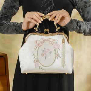 Sac à main vintage brodé de roses de <span class=keywords><strong>Versailles</strong></span>, accessoire national pour Qipao, banquet, blanc, deux chaînes, fermeture magnétique, léger - Product Image 2